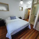 Departamento Central , Cercano A Playa Y Bares Entre Otros , En Vina Del Mar , Con Patio Y 3 Dormitorios , Recien Confeccionado.